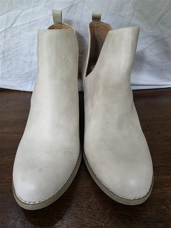 NWOT Report 9 Gabott Cut Out Ivory Booties Ankle Boots 126240