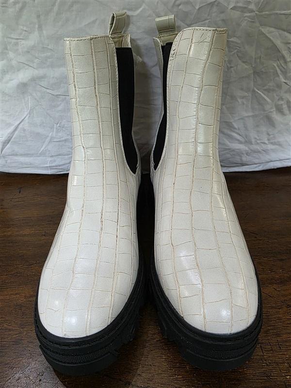 NWOT Fashion to Figure 9W Faux Croco Leather Lug Boots White 126268