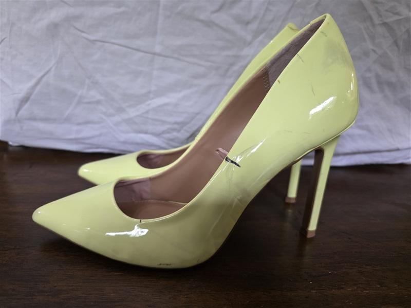 NWOT Express 8 Classic Pointed Toe Patented Leather Yellow Pumps 126287