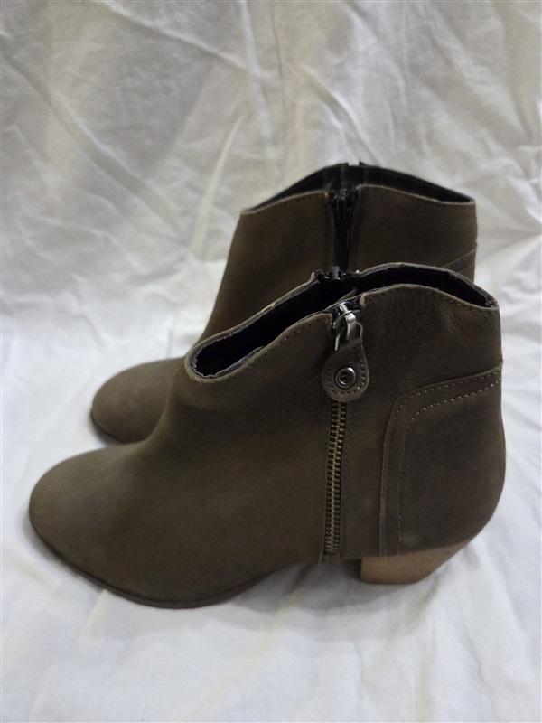 NWOT Diba 9.5 Taupe Leather Stacked Heel Ankle Boots Booties 126602