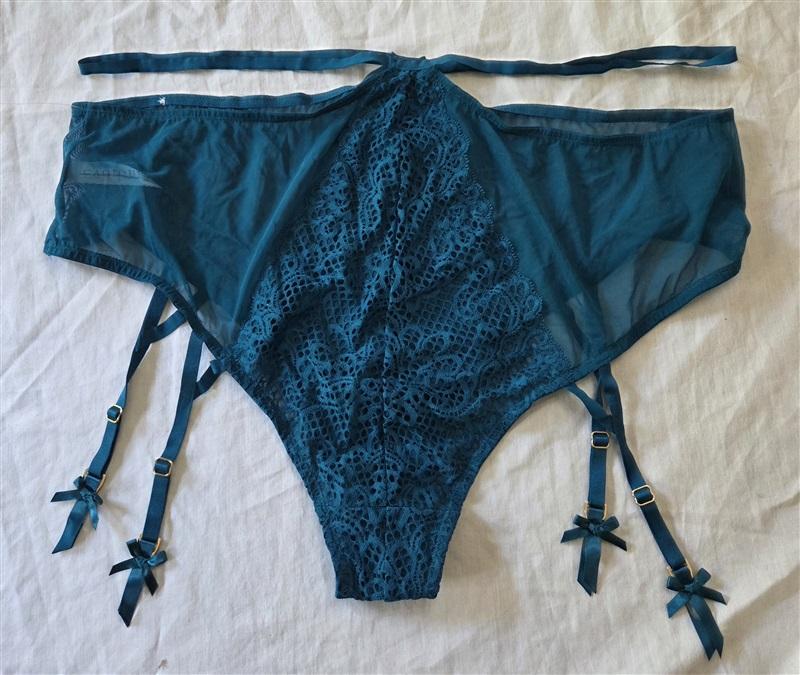 NWOT Cacique 26/28 Sheer Mid Waist Cheek Underwear Garters 129418