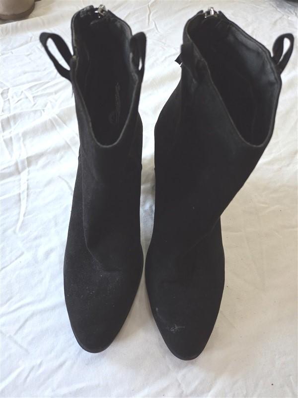 NWOT Maurices 9.5 Black Faux Suede Stacked Heel Ankle Boots 131443