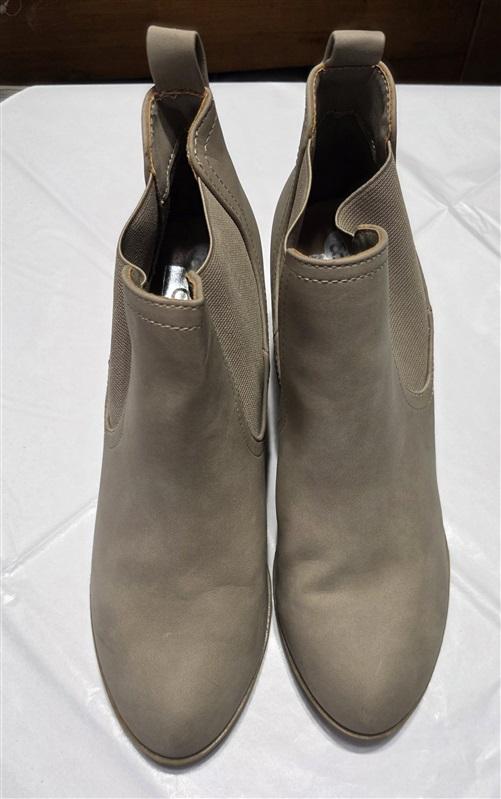 NWOT Dolce Vita 8.5 Craig Almond Toe Stacked Ankle Boots Beige 132591