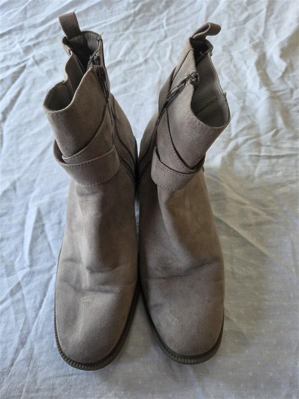 NWOT Liz Clairborne 9 Strappy Ankle Booties Gray Buckle 132594