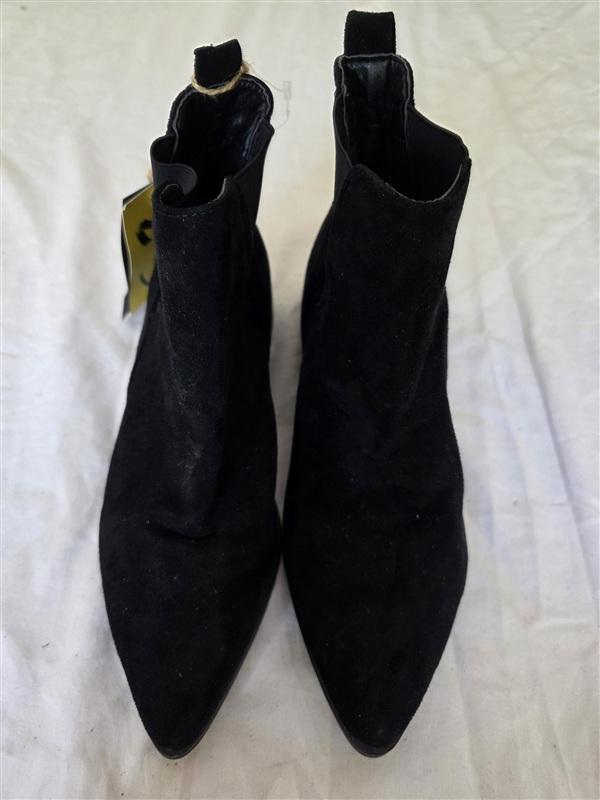 NWT Seven7 size 7 Manhattan Black Faux Suede Pointy Toe Booties Boots 134066