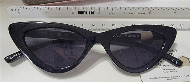 NWT Foster Grant Black Narrow Cat Eye Polarized Sunglasses 115249