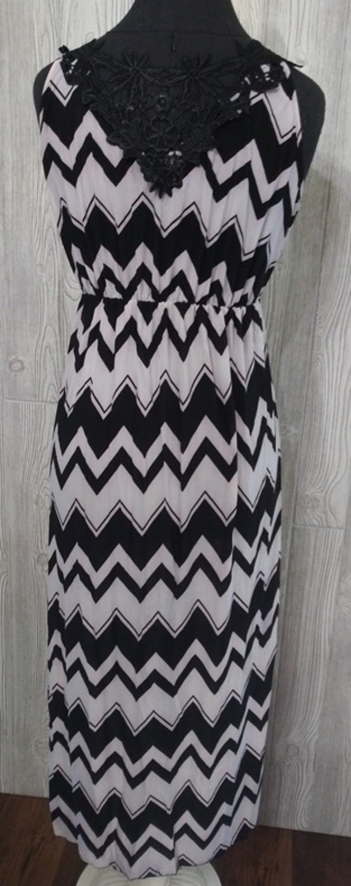 NWT V-Neck Lace Back Chevron Print Stretch Sundress Maxi Dress M Black Gray 02