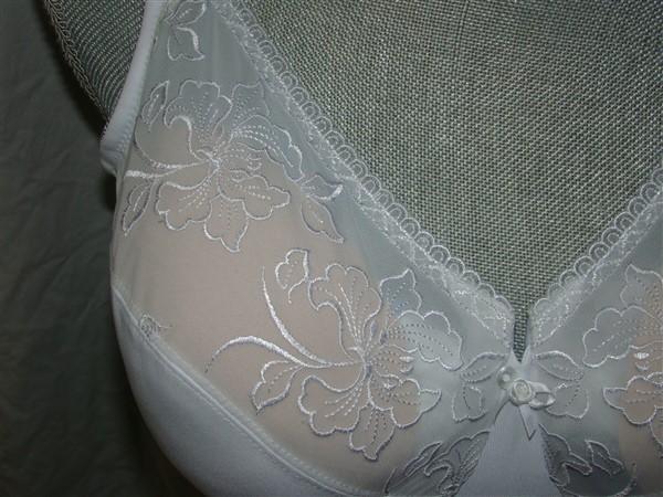 NEW Glamorise Elegance Embroidered Wonderwire Bra 9075 White 32F #83379