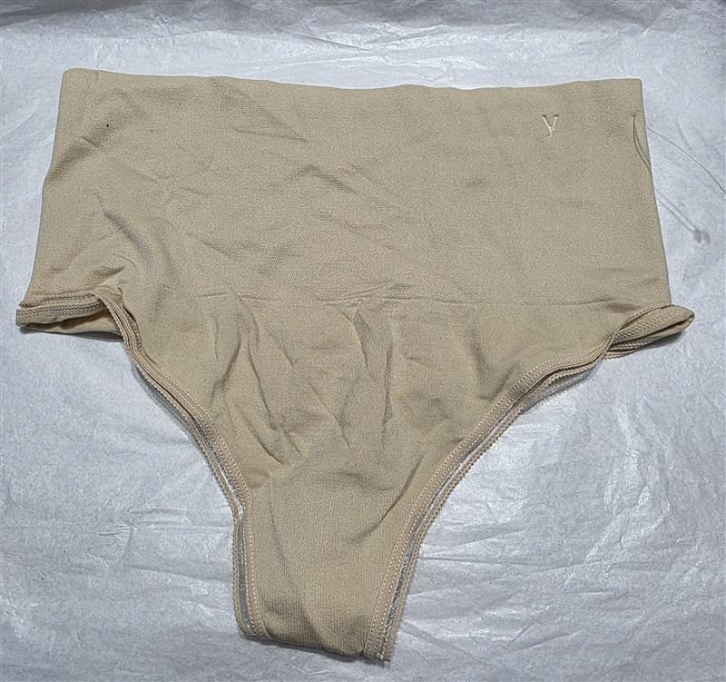 NEW Yummie Tummie S/M Seamless Shaping Thong Beige 111104