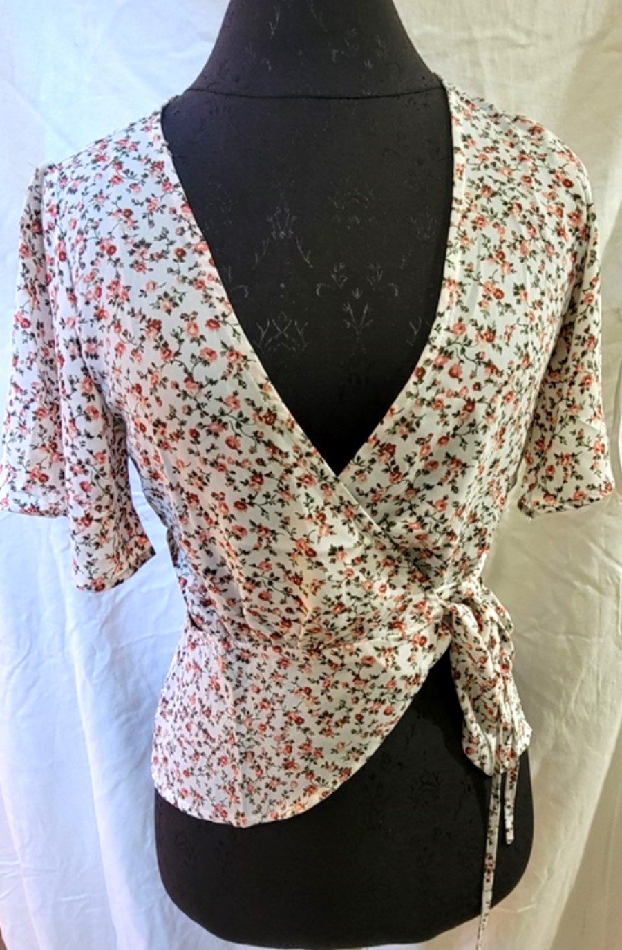 New Honey Punch Anthropologie M Crossover Cutout Ivory Pink Rose Wrap Top 111656