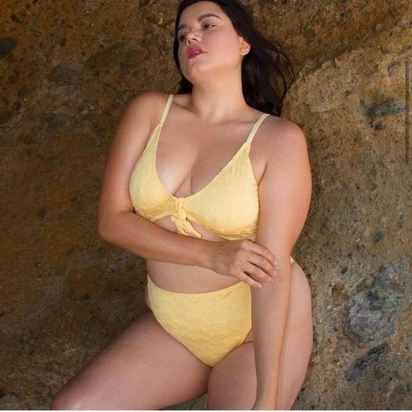 NWT Dippin' Daisy's 1X Muse Knotted Bikini Top Yellow Eyelet 115919