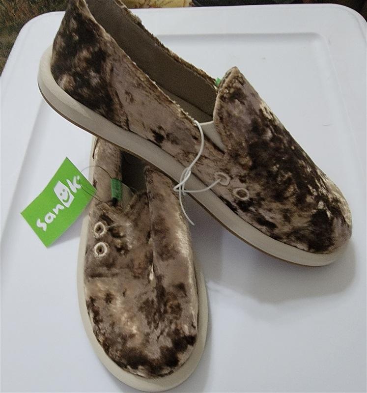 NWT Sanuk 7 Donna Cruz Crushed Velvet Slip On Flats Casual Bronze 116902