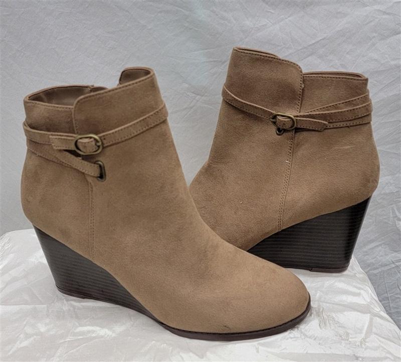 NWOT Market Spruce 10 Buckle Ankle Wedge Heel Boots Tan Faux Suede 116971