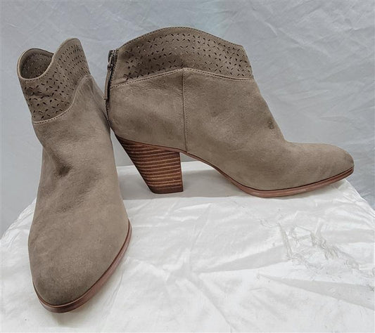 NWOT Violet & Red 9.5 Jackson Lazer Cut Topline Bootie Faux Suede Boots 117141