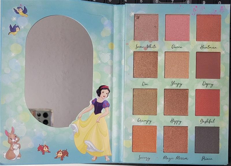 NWT Disney Snow White & the Seven Dwarfs Eyeshadow Palette 117504