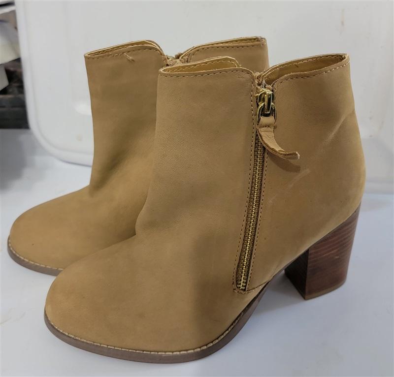NWOT Diba 7.5 Tan Leather Stacked Heel Ankle Boots Booties 120572