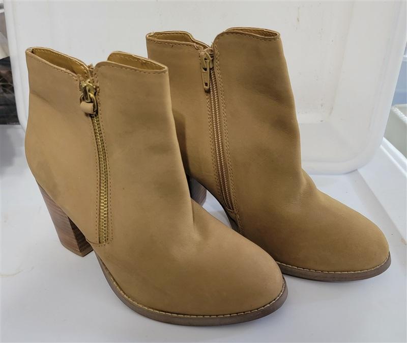 NWOT Diba 9.5 Tan Leather Stacked Heel Ankle Boots Booties 120573