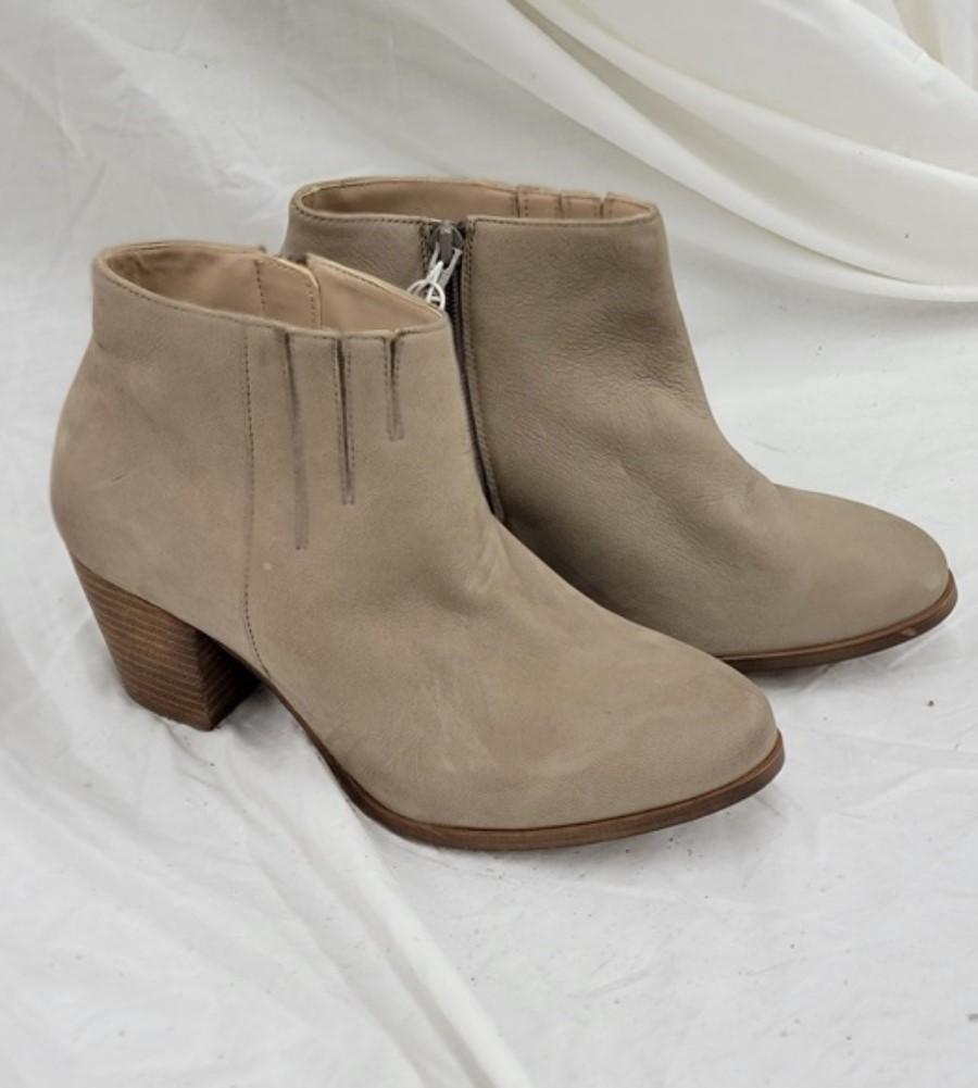 NWOT Diba 7.5 Tan Leather Stacked Heel Ankle Boots Booties 120623