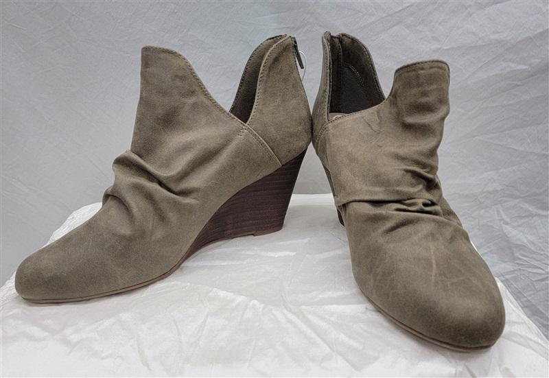 NWOT Report 8.5 Gower Olive Green Booties Ankle Boots 120817
