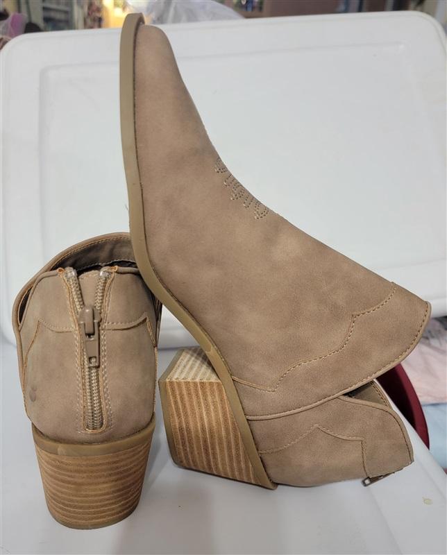 NWOT Dolce Vita 9.5 Ondrea Cowboy Heeled Bootie 120863