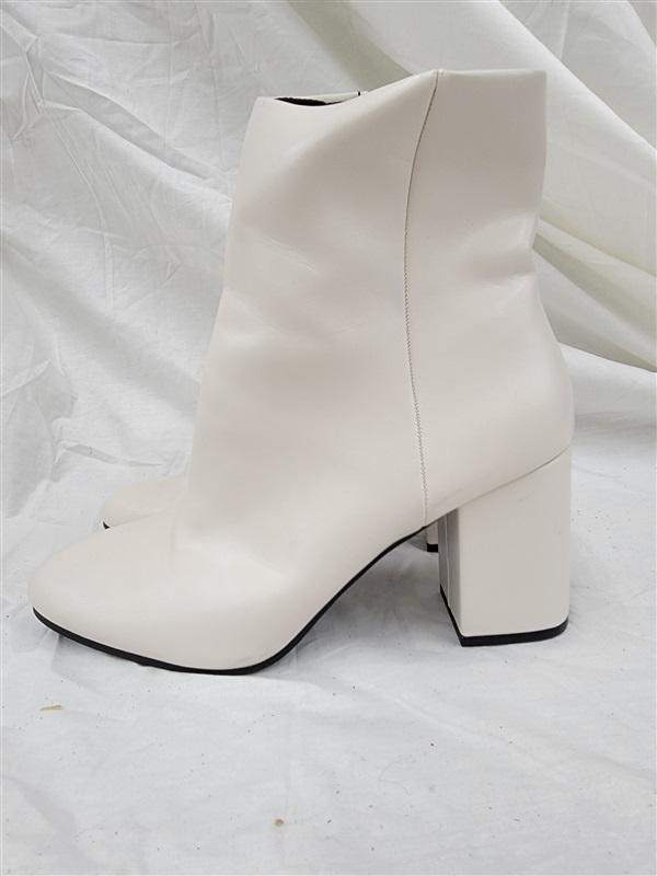NWOT Qupid 10 Malone Bone White Ankle Boots 120871