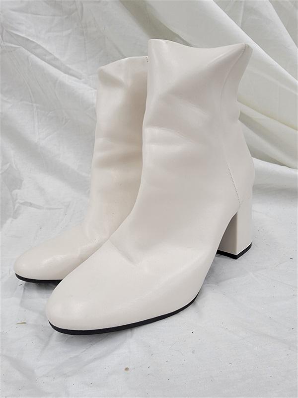 NWOT Qupid 10 Malone Bone White Ankle Boots 120871