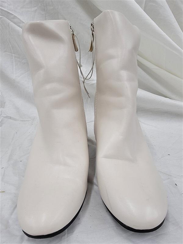 NWOT Qupid 10 Malone Bone White Ankle Boots 120871