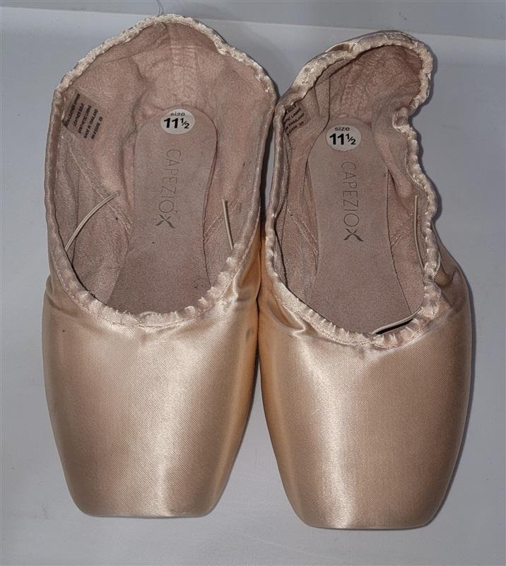 NWOT Capezio Ava Pointe Shoe #2.5 Shank Broad Toe Box 120979