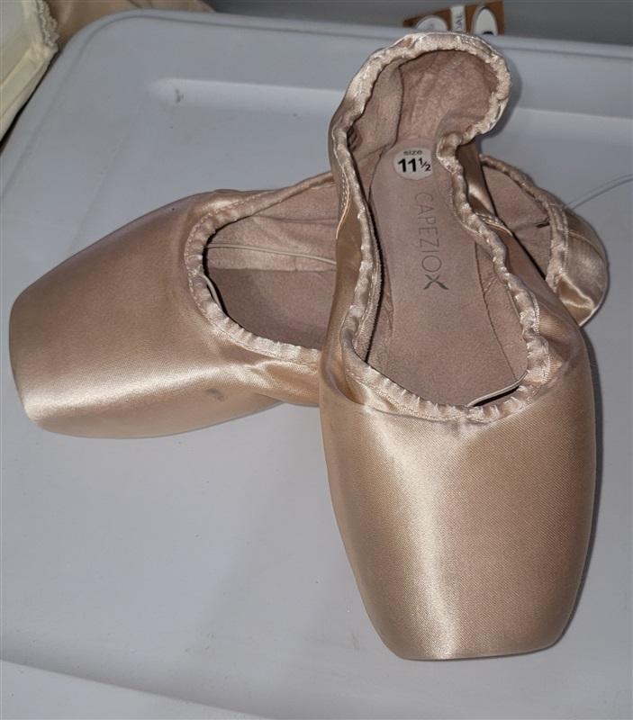 NWOT Capezio Ava Pointe Shoe #2.5 Shank Broad Toe Box 120979