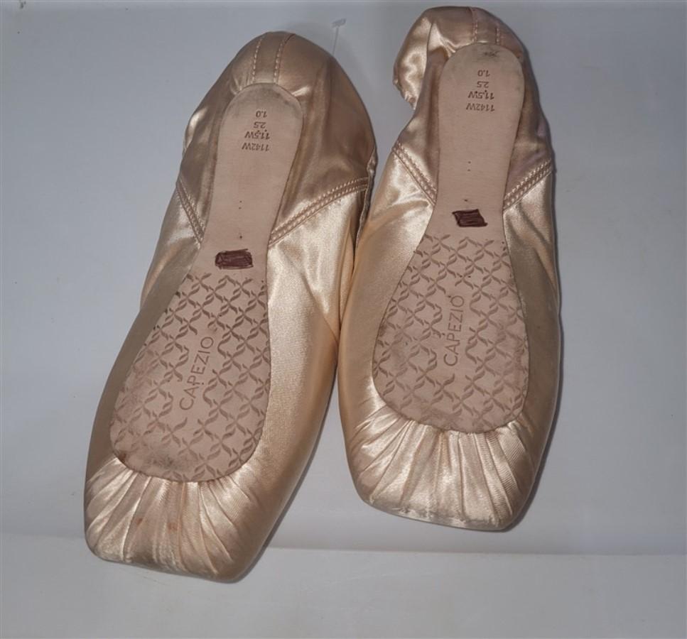 NWOT Capezio Ava Pointe Shoe #2.5 Shank Broad Toe Box 120979