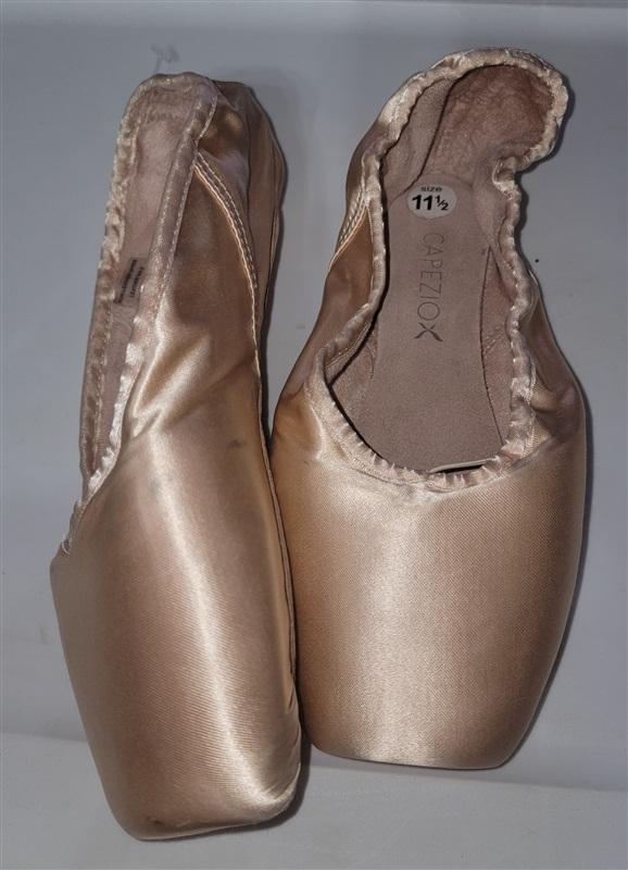 NWOT Capezio Ava Pointe Shoe #2.5 Shank Broad Toe Box 120979