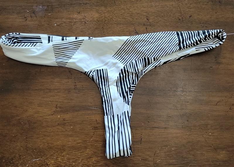 NWOT Volcom Geometric Stripes XL Black White Swim Bottom 121880