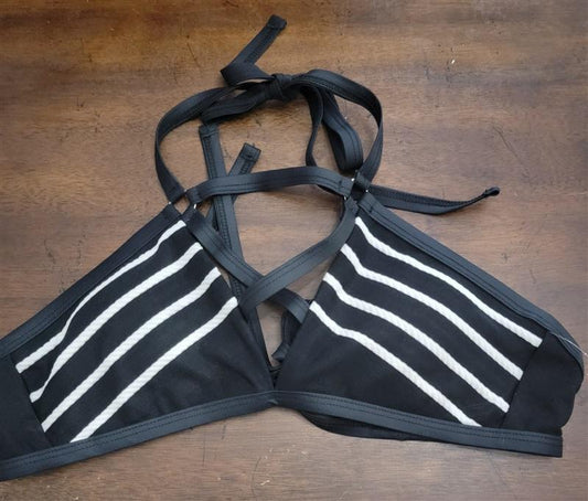 NWOT Robin Piccone M Black White Stripe Swim Top 122637