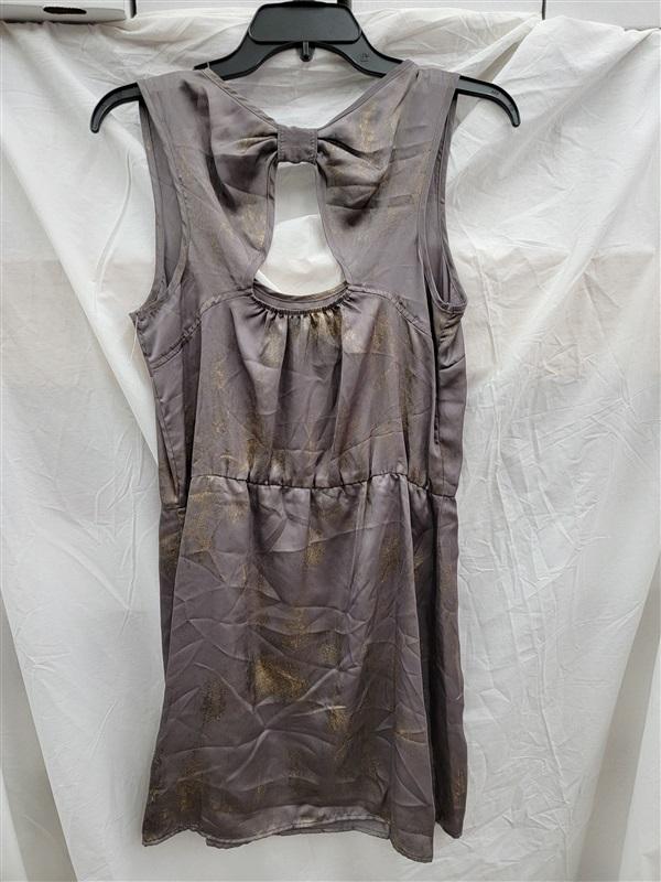 NWOT Glam Boutique MEDIUM Pewter & Gold Bow Back Shift Dress 123084