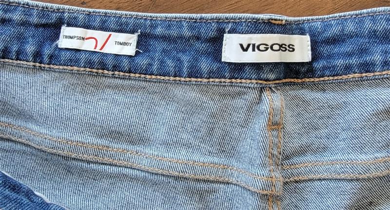 NWT Vigoss 20W Thompson Tomboy Leg Distressed Jeans 123768