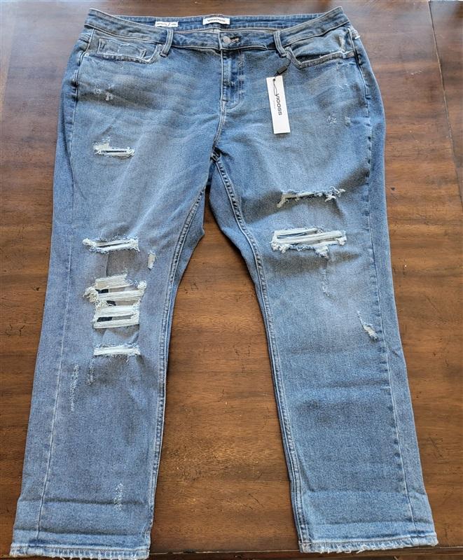NWT Vigoss 20W Thompson Tomboy Leg Distressed Jeans 123768