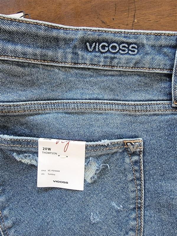 NWT Vigoss 20W Thompson Tomboy Leg Distressed Jeans 123768
