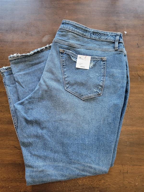 NWT Vigoss 20W Thompson Tomboy Leg Distressed Jeans 123768