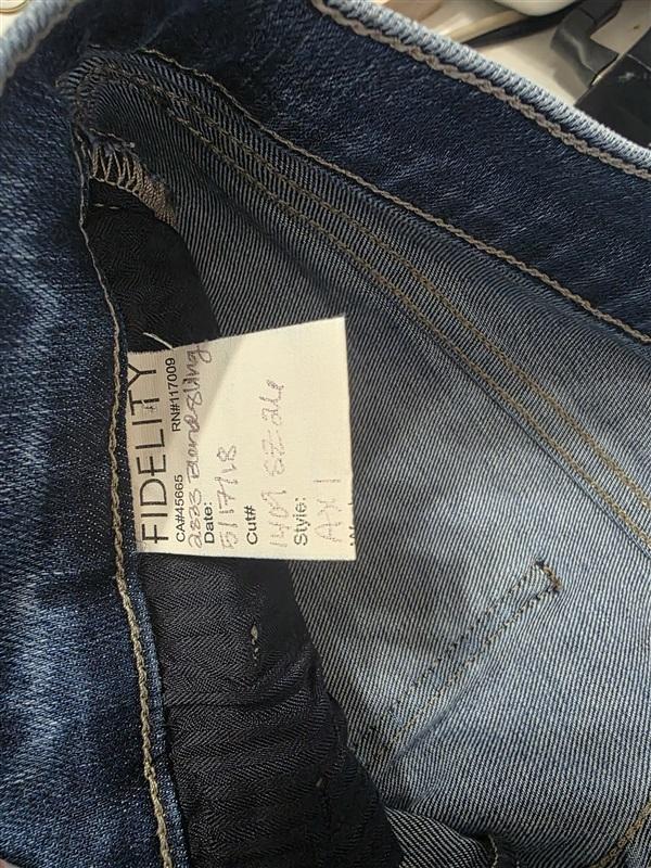 NWOT Fidelity 26 Axl Distressed Skinny Jeans Blue 124161