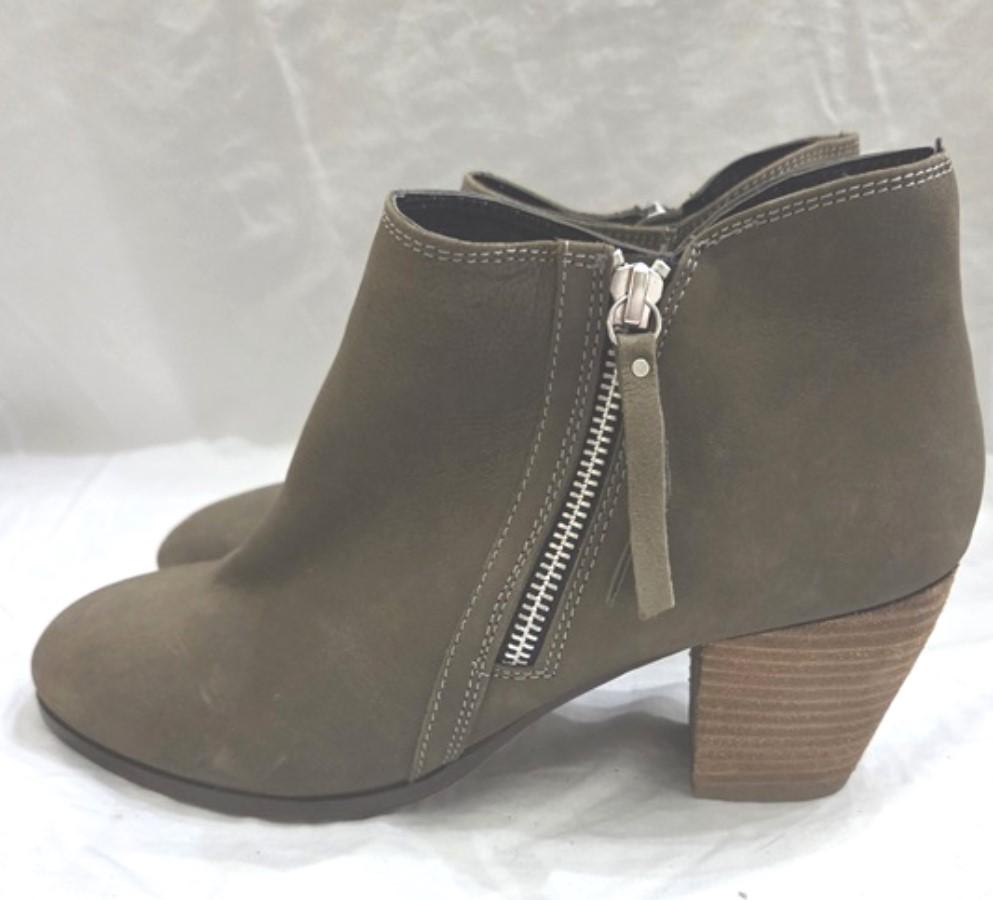 NWOT Diba 8 Leather Stacked Heel Boots Booties 125672