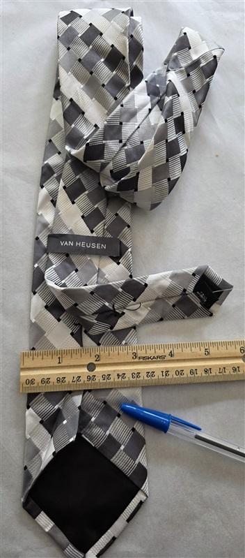 NWOT Van Heusen White Gray Charcoal Basketweave 100% Silk Men's Neck Tie 125812