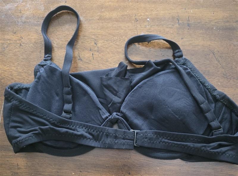 NWOT Robin Piccone M Underwire Flutter Ruffle Bikini Top Swimsuit Black 125862