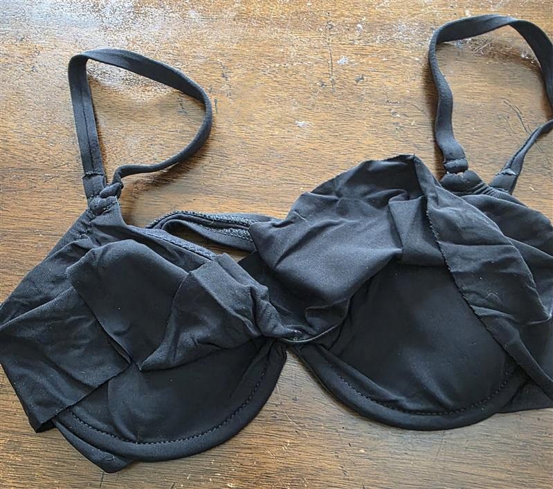 NWOT Robin Piccone M Underwire Flutter Ruffle Bikini Top Swimsuit Black 125862
