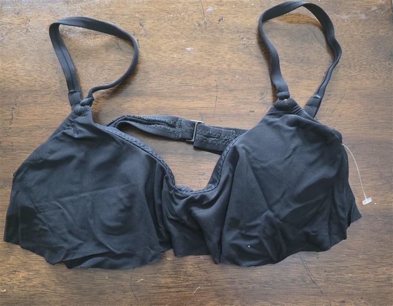 NWOT Robin Piccone M Underwire Flutter Ruffle Bikini Top Swimsuit Black 125862
