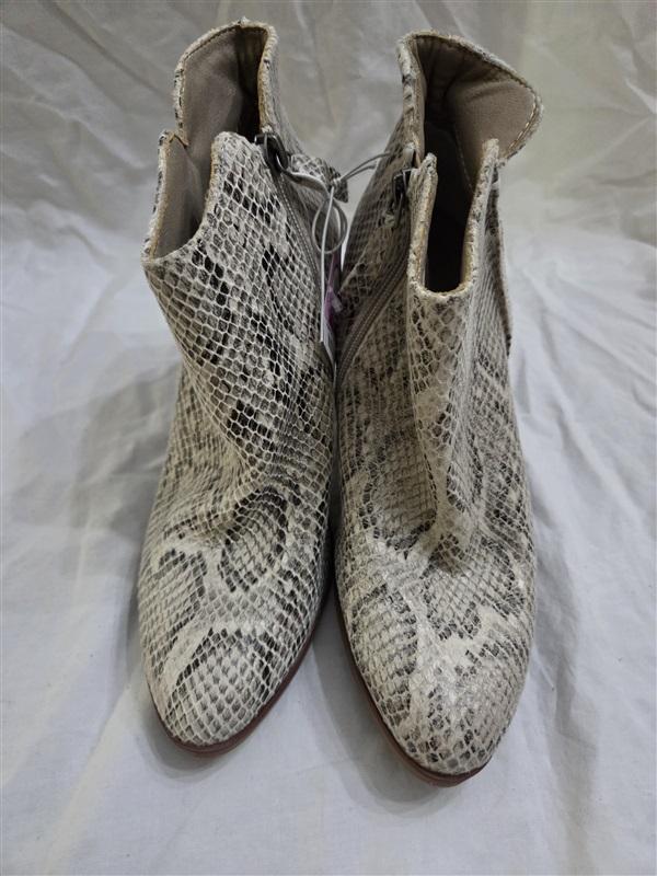 NWOT Maurices 7 Faux Snake Skin Stacked Heel Ankle Boots 125877