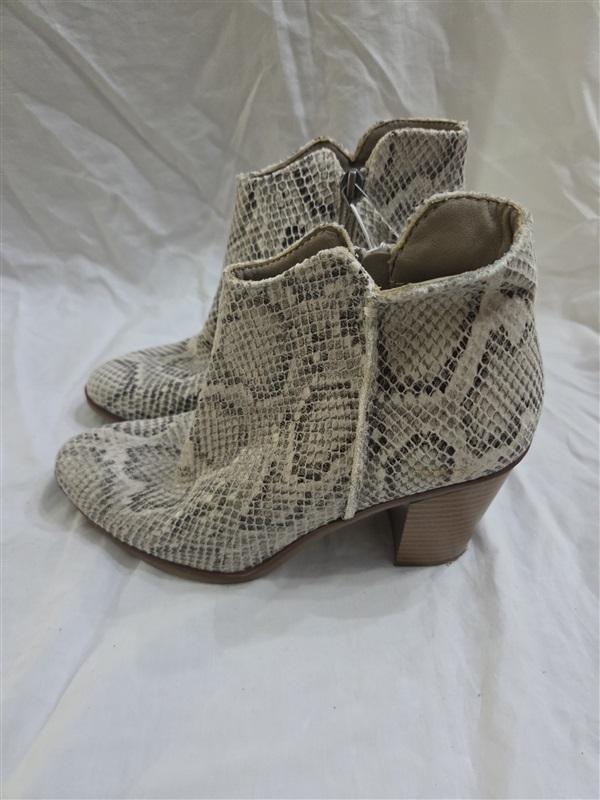 NWOT Maurices 7 Faux Snake Skin Stacked Heel Ankle Boots 125877