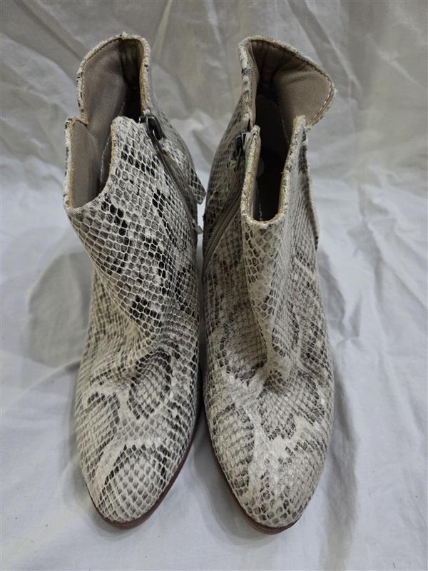 NWOT Maurices 7 Faux Snake Skin Stacked Heel Ankle Boots 125877