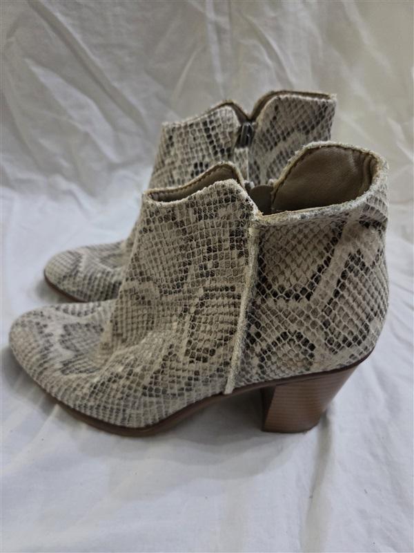NWOT Maurices 7 Faux Snake Skin Stacked Heel Ankle Boots 125877