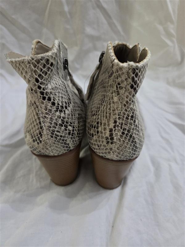 NWOT Maurices 7 Faux Snake Skin Stacked Heel Ankle Boots 125877