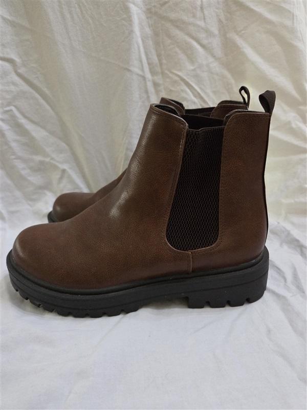 NWOT Soda Pilot 8 Lug Sole Low Heel Chelsea Fashion Ankle Bootie 125878